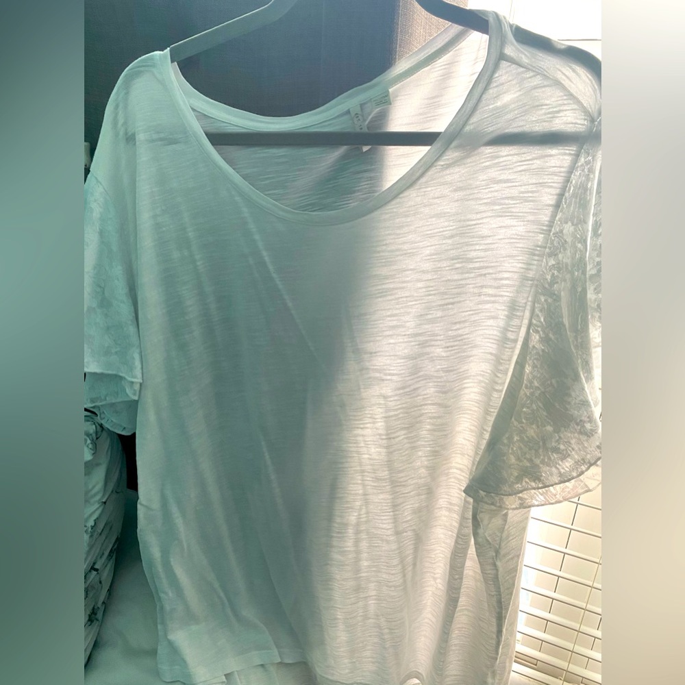 Hi, I am selling a catos shirt the size is 26/28w